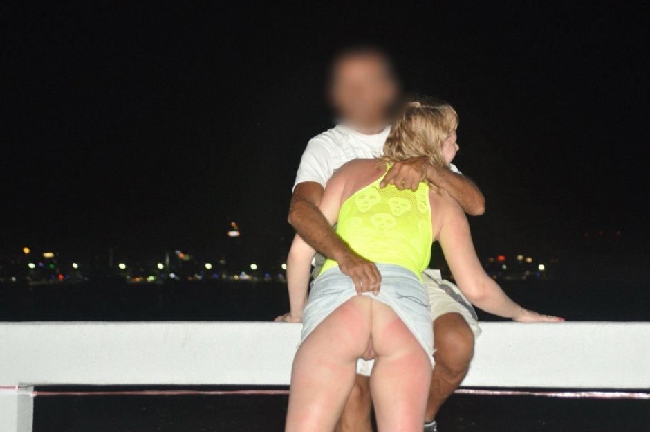 Девка без трусов на вечеринке