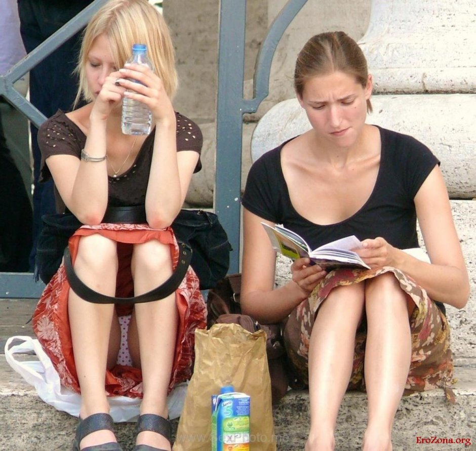 Посетительница засветила белые трусики