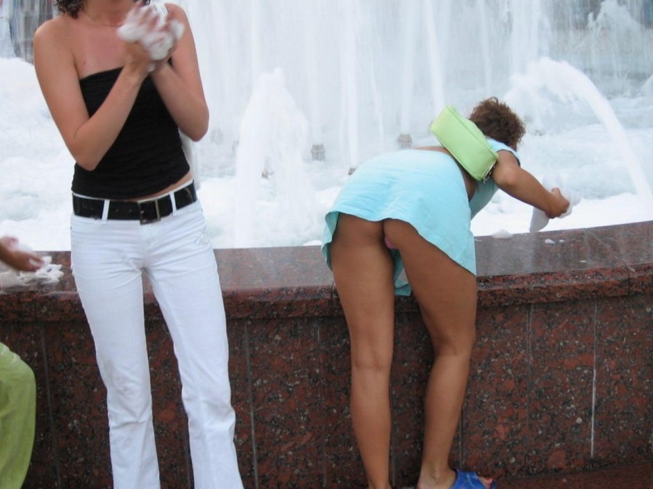 Девушка в юбке палит трусики