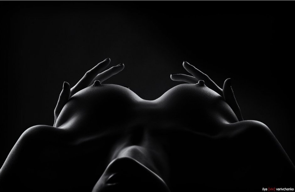 Девушка с сиськами с лицом чёрно белая фотография