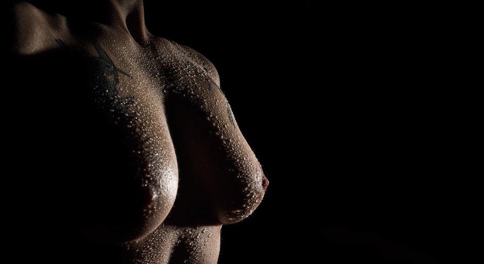 Голые сиськи крупно чб