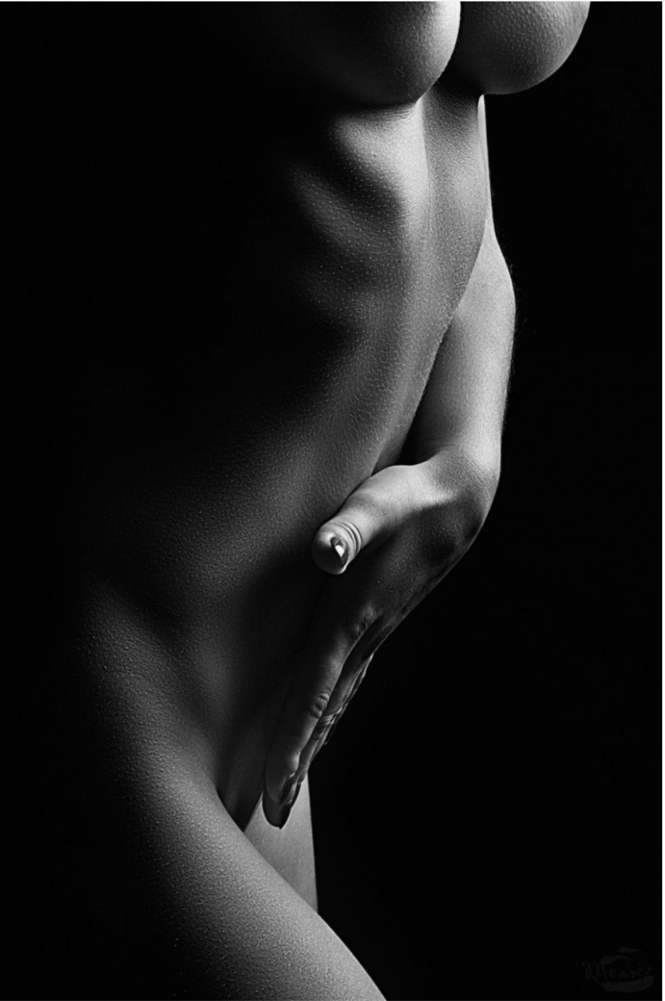 Сжимая грудь