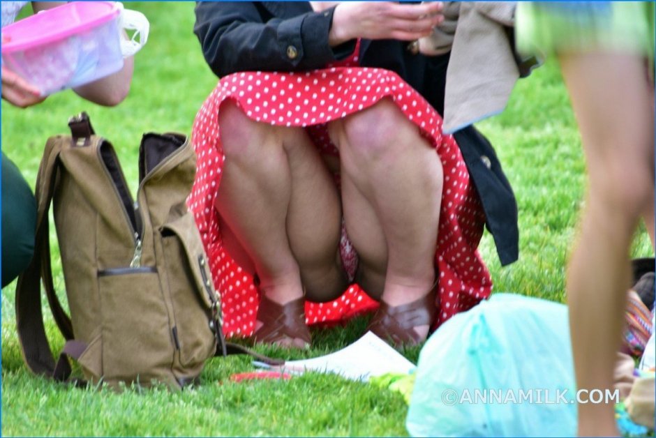 Под юбкой нет трусиков