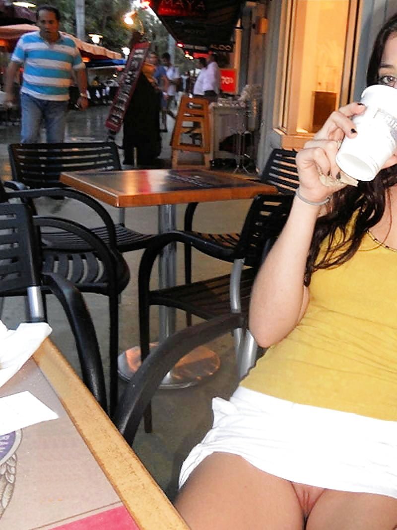 Женщина без трусиков за столом