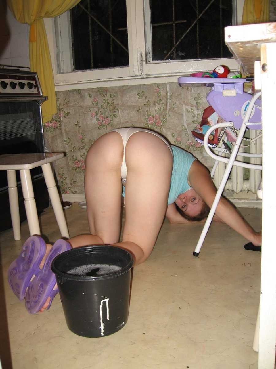 Жена убирается в трусиках частное