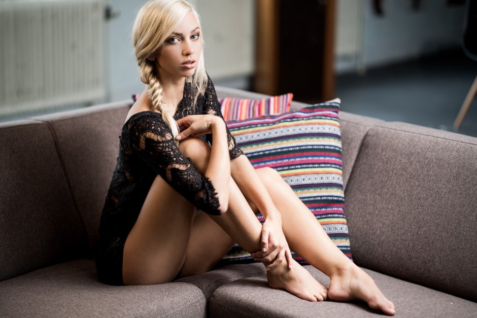 Блондинка с красивыми ножками