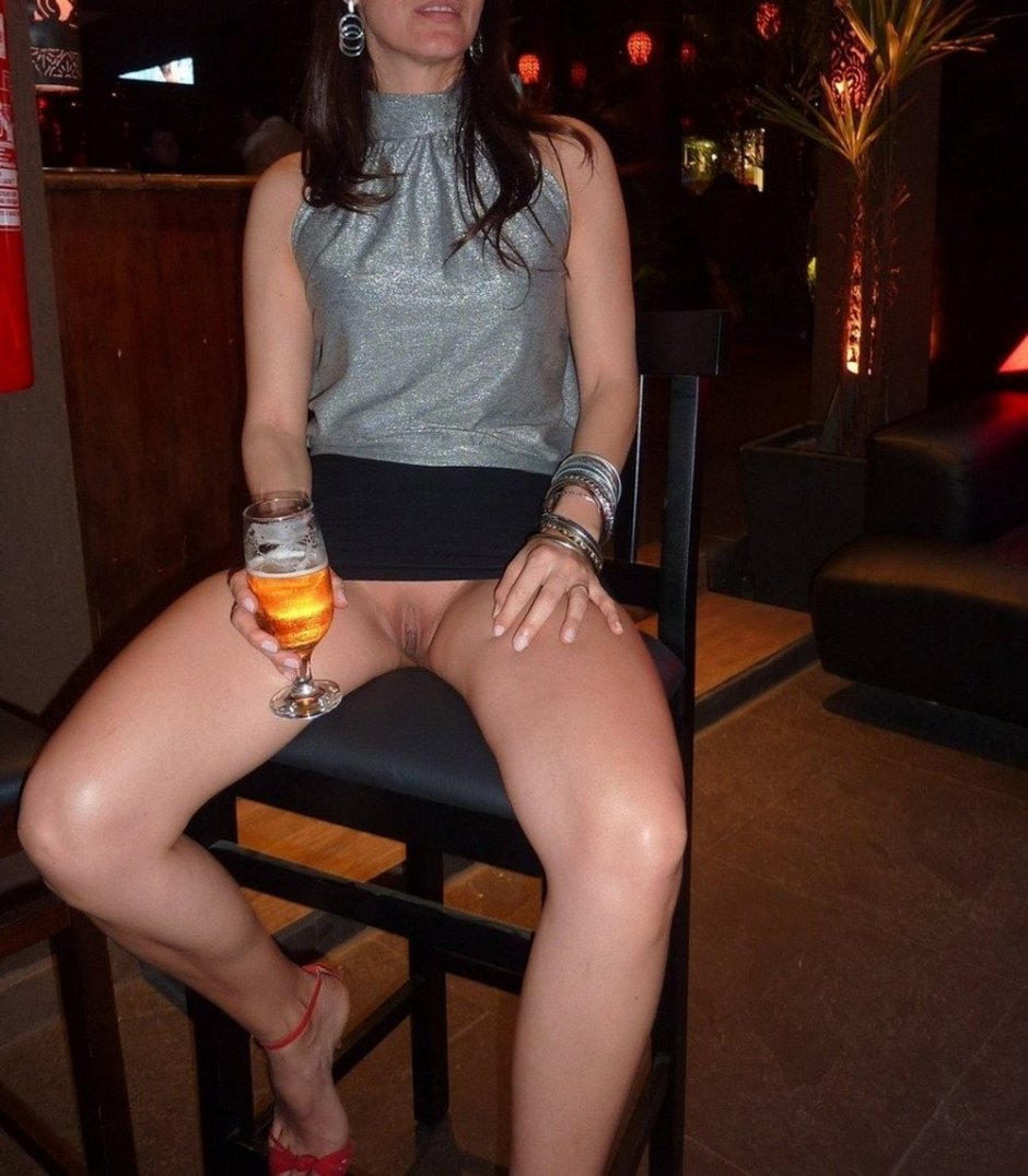 Девушки без трусов в кафе