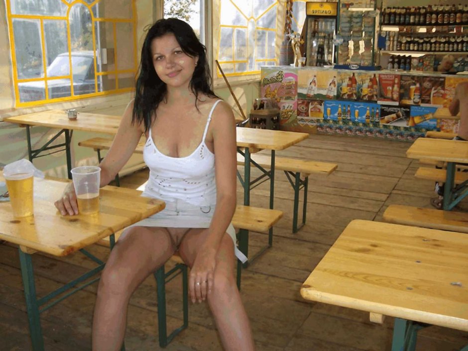Девушка без трусов в ресторане