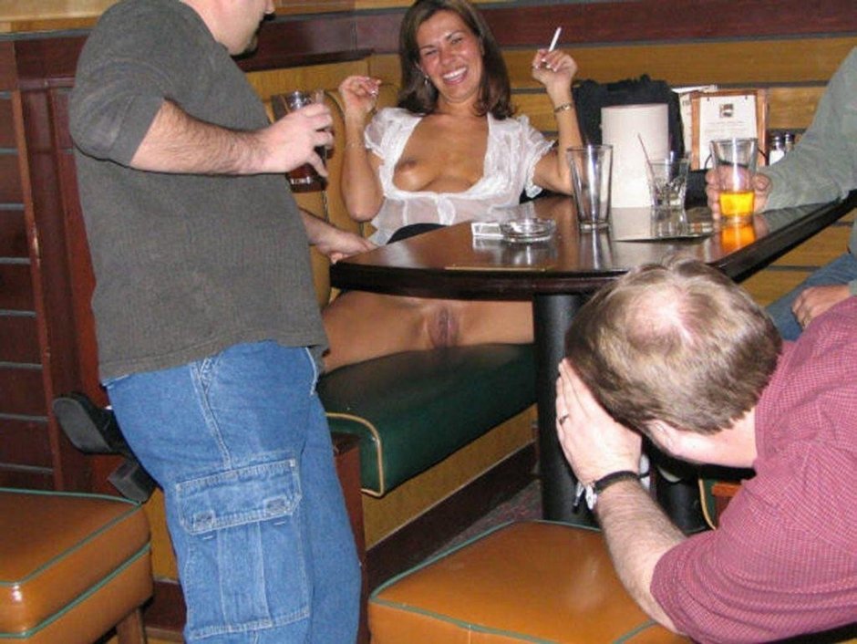Голые телки в ресторане