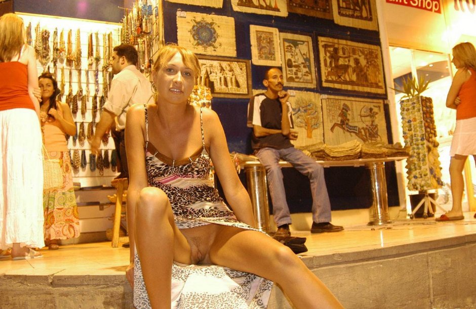 Девушка без трусиков в кафе