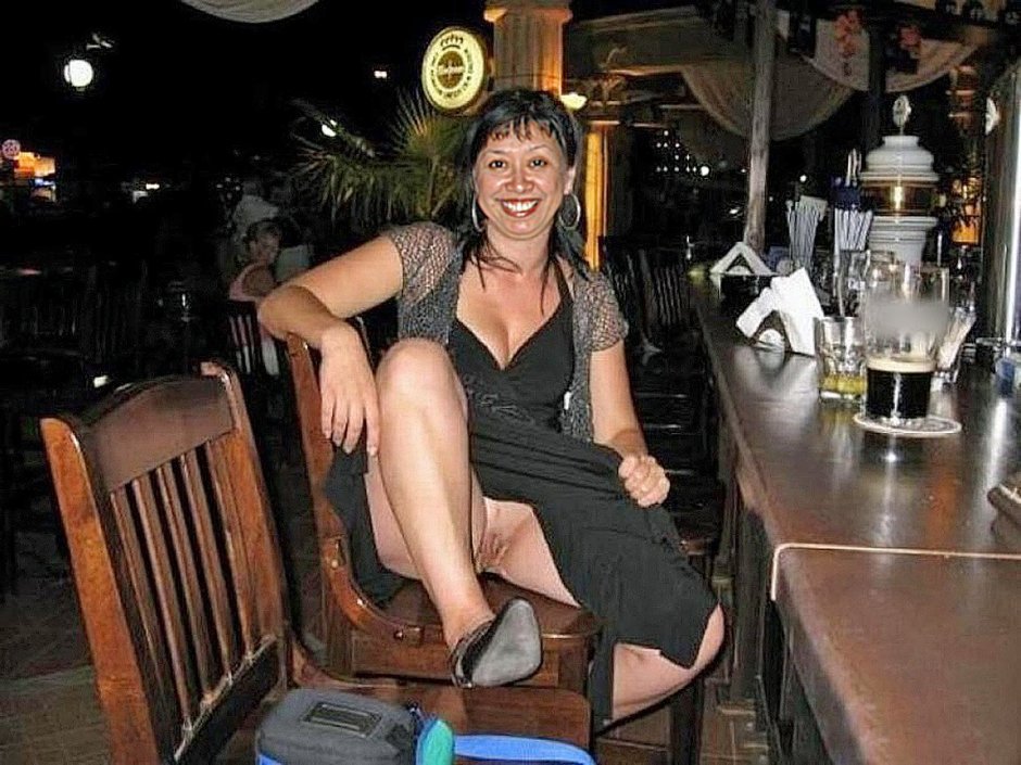 Девушка без трусиков в кафе