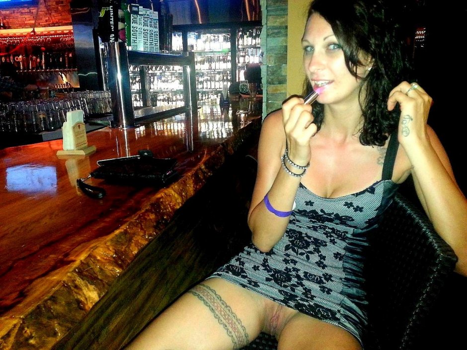 Девушка без трусиков в автобусе