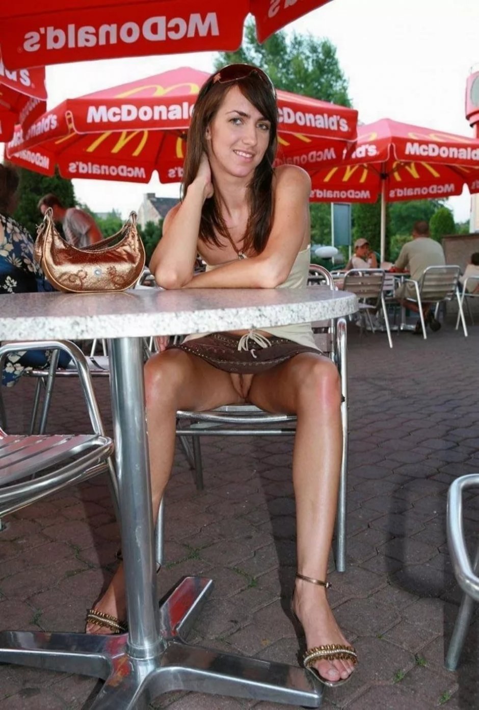 Девушка без трусиков в кафе