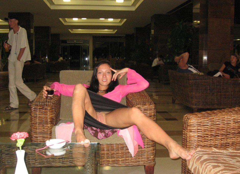 Ресторан с голыми официантками