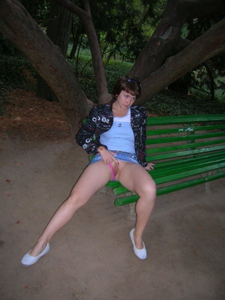 Mature in a skirt and without panties