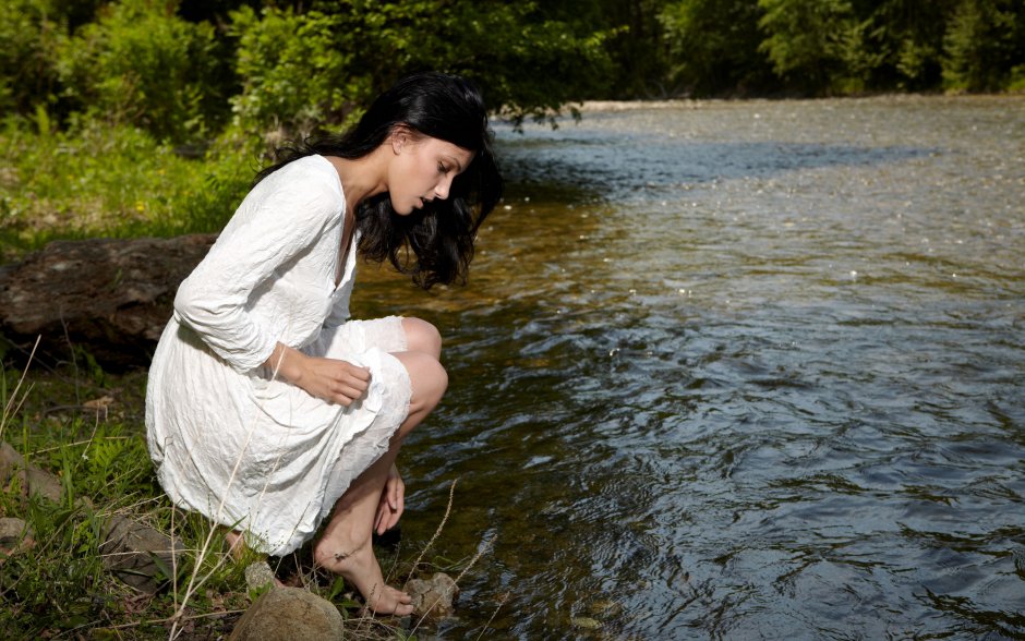 Купание в реке нагишом