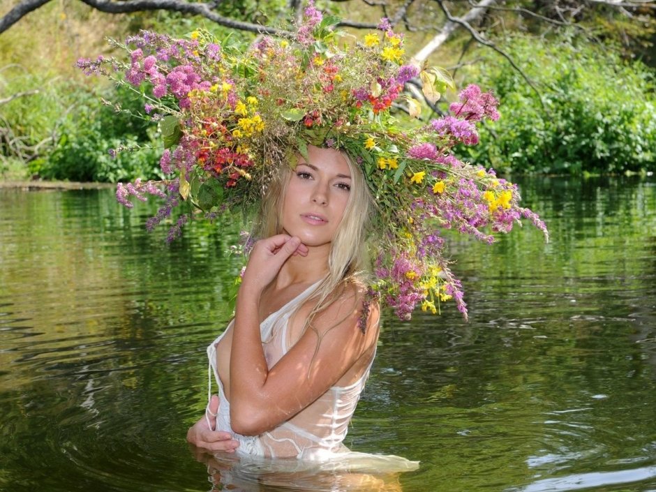 Девушка лежит в воде