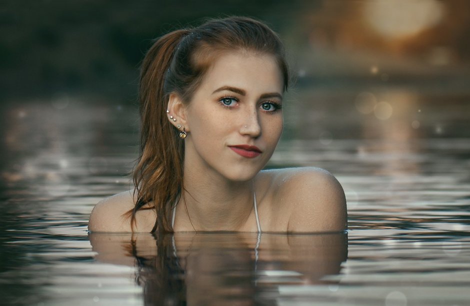 Красивые девушки у реки в купальниках