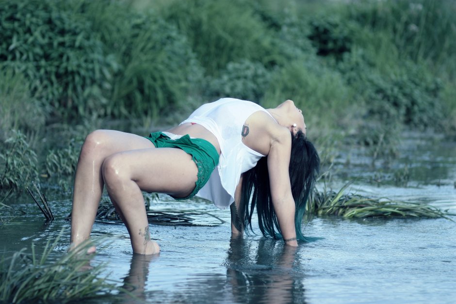Девушка в купальнике со спины