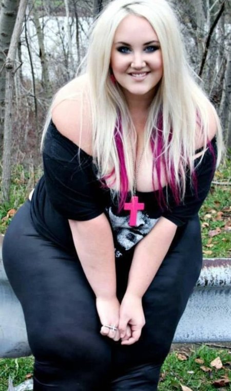 Plump BBW princess Courtney Mina