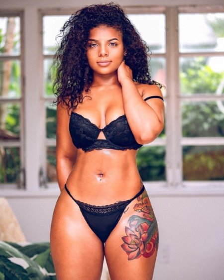 Monifa Jansen горячие