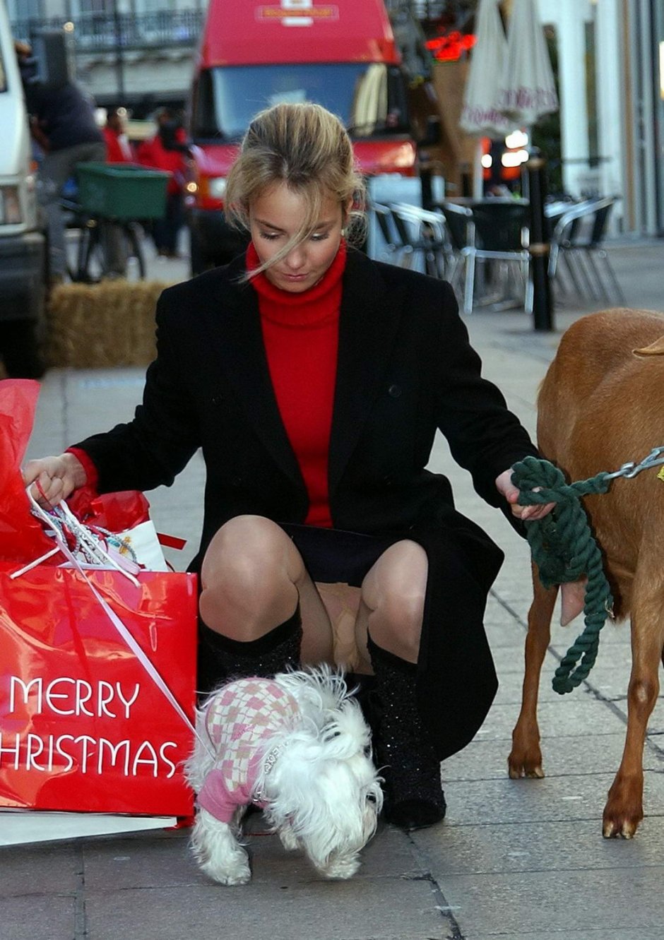 Задницы девушек в коротких юбках