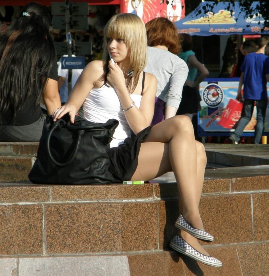 Под мини юбкой в магазине