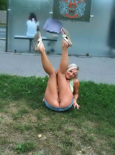 Girls without panties peeping