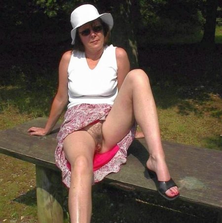 Mature upskirt without panties