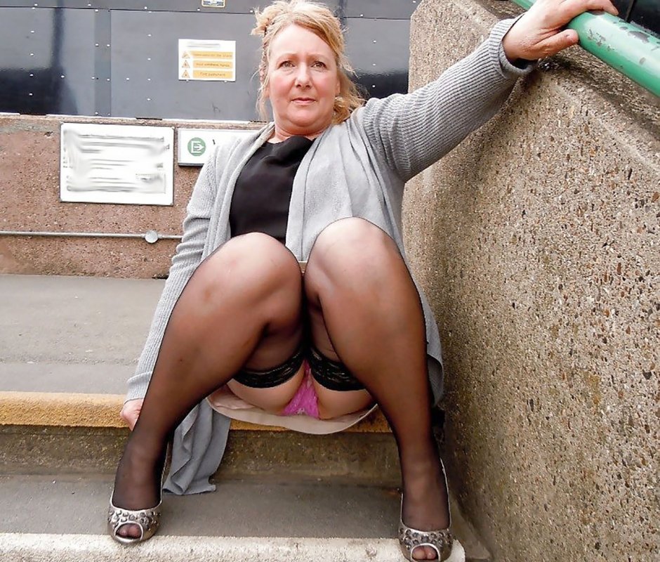 Без трусов на корточках частное