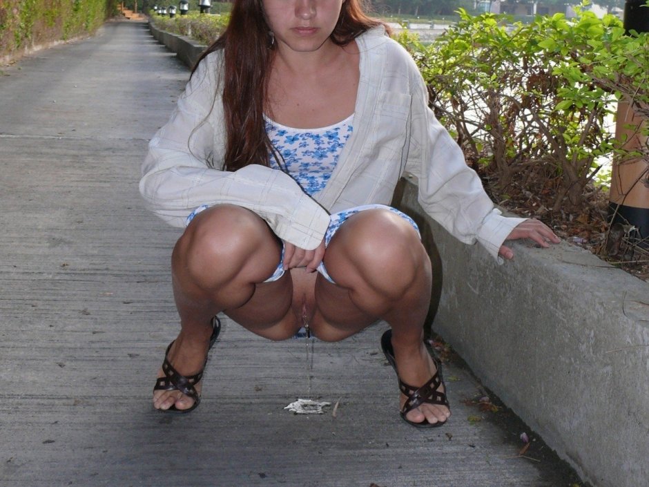 Зрелые без трусов на улице