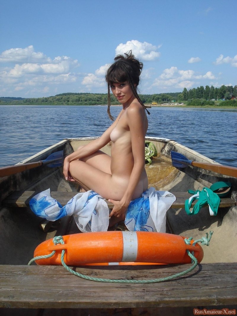 Голая блондинка в лодке