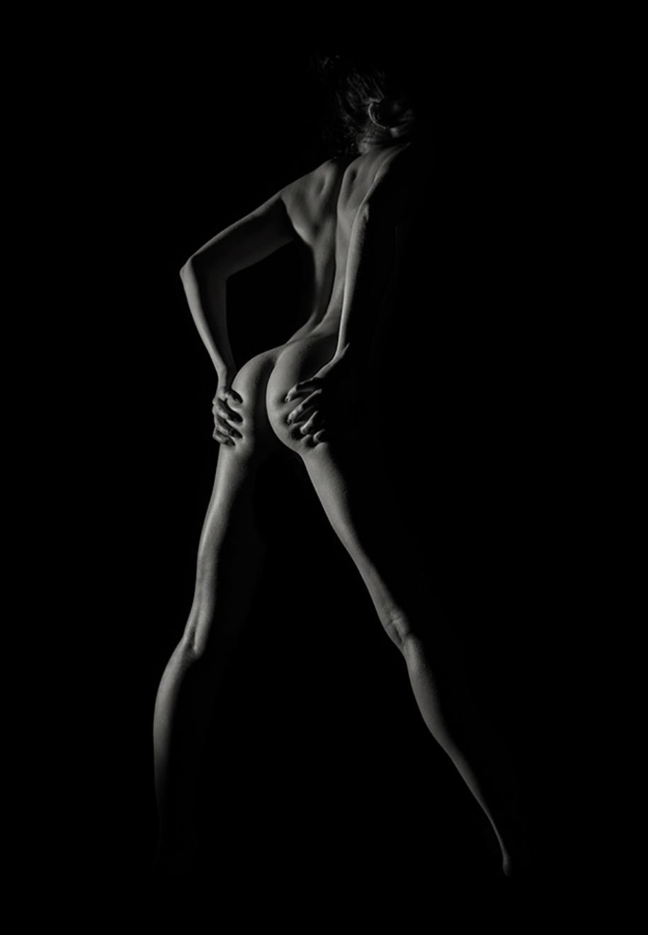 Голый женский силуэт