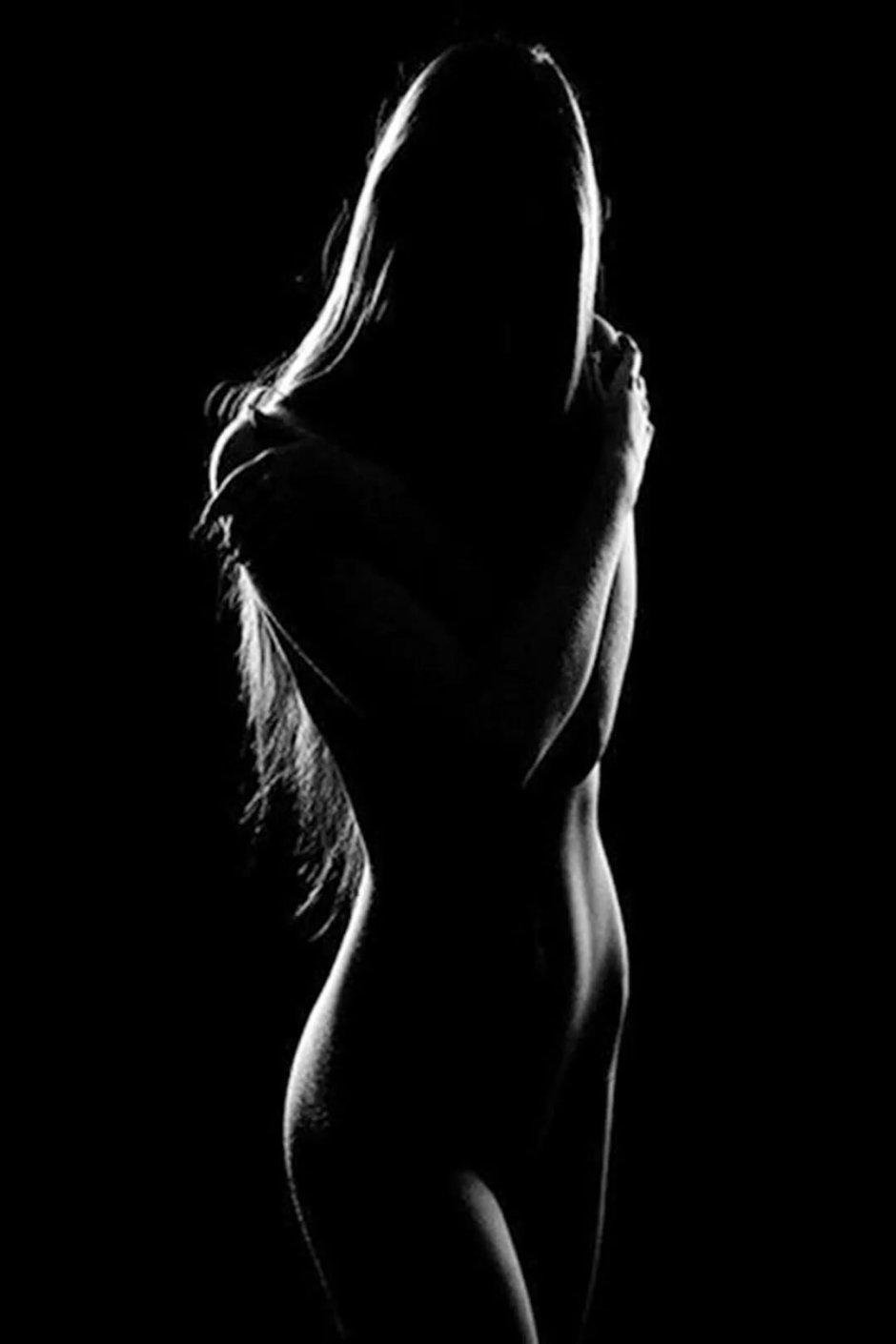 Тень голого тела женщины
