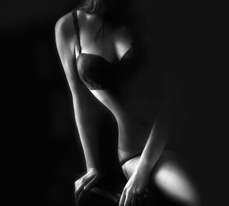 Голое женское тело в темноте