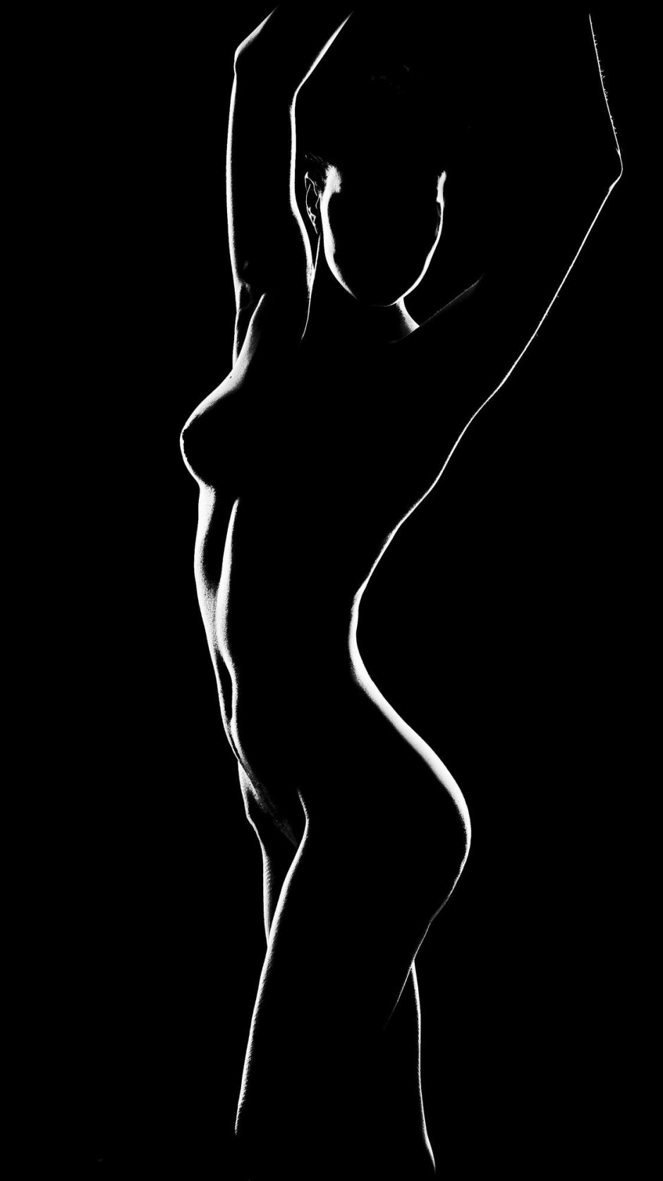 Силуэты голой женщина в темноте