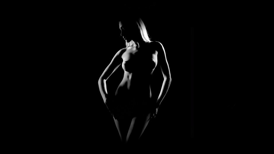 Ню на темном фоне