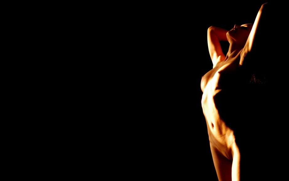 Голая на черном фоне