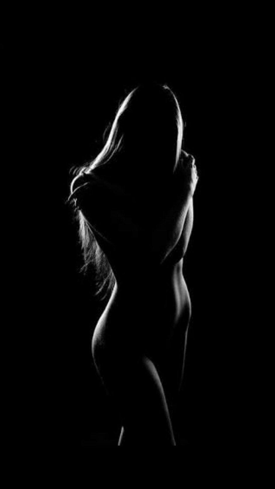 Женщина в полумраке