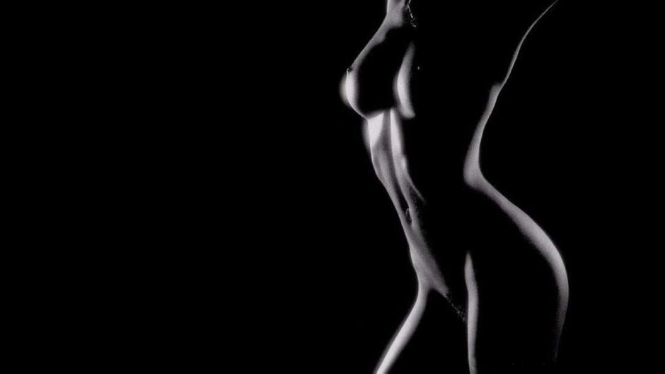 Ню на черном фоне