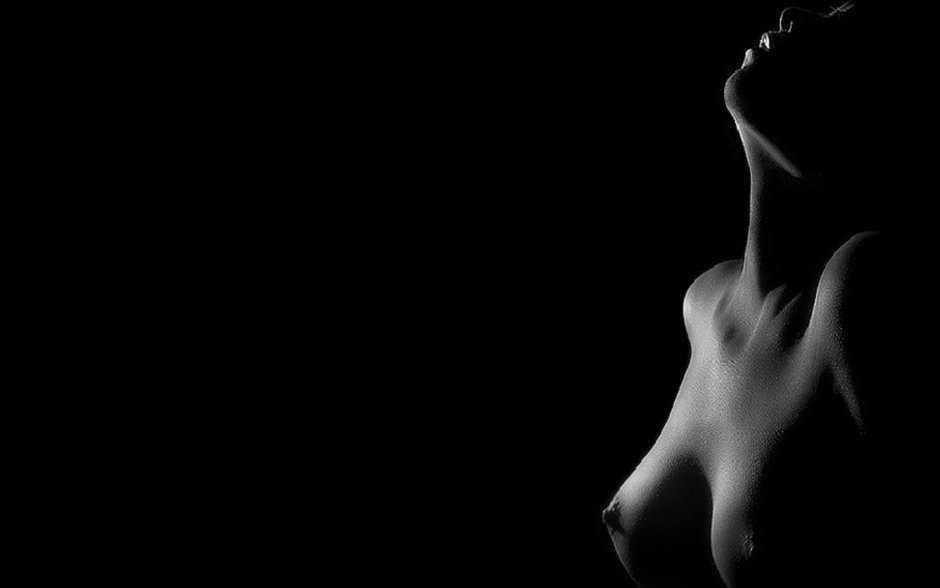 Эротические девушки на тёмном фоне