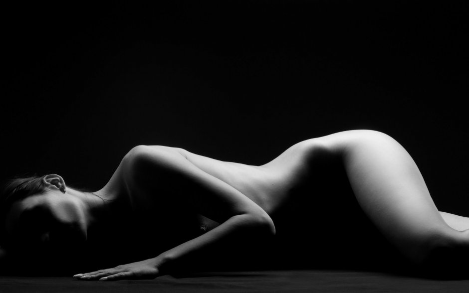 Ню на черном фоне