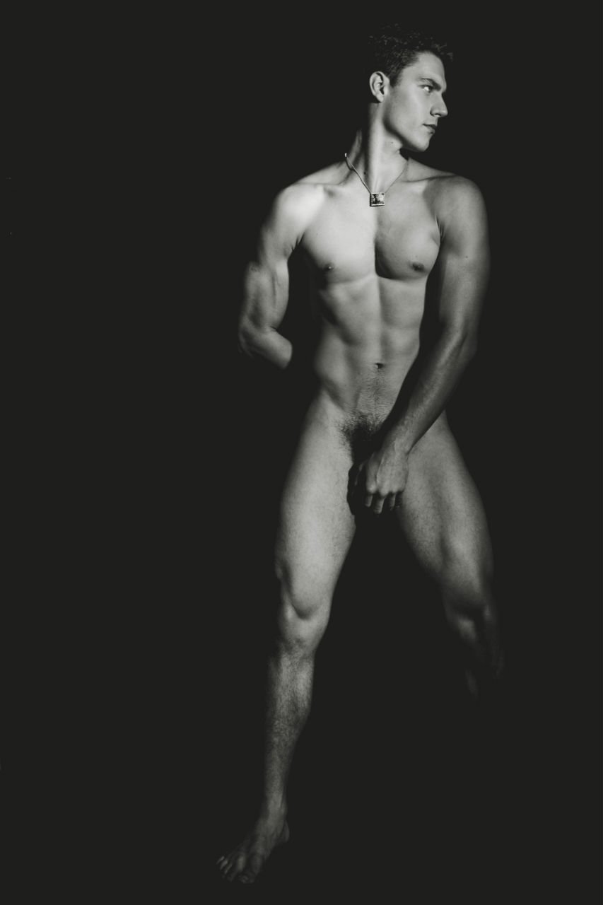 Голое мужское тело с членом