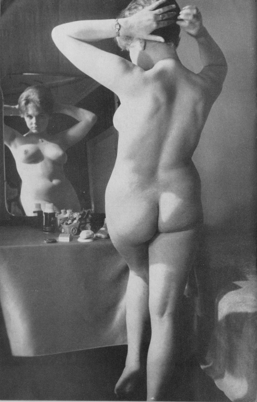 Голая баба с красным платком