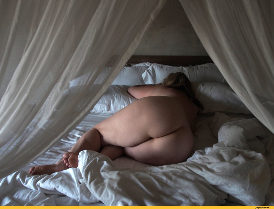 Старая блонда под одеялом с молодым XFCYJ