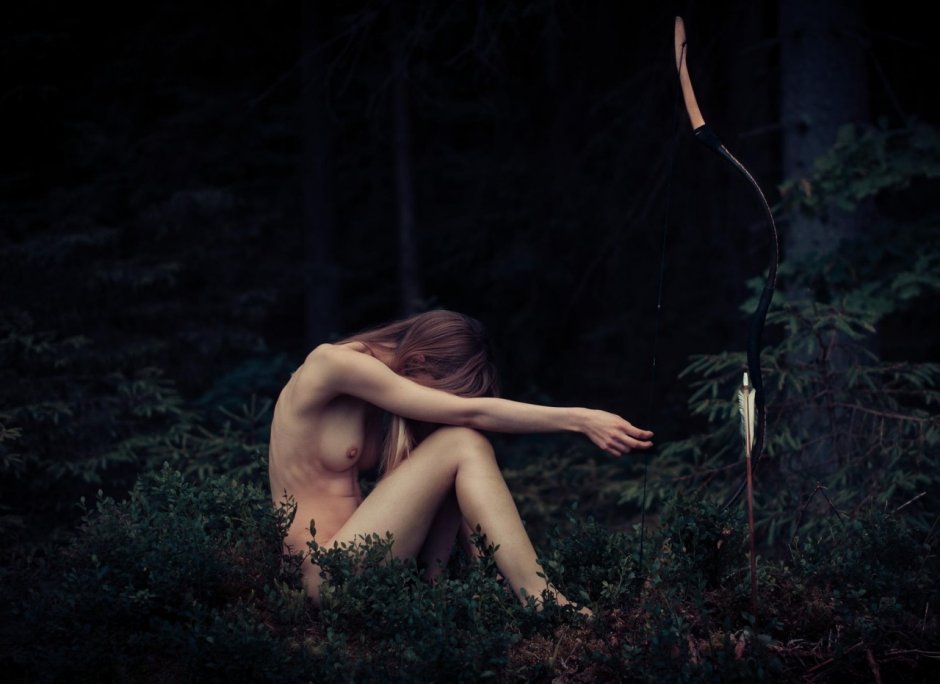 Девушка с луком