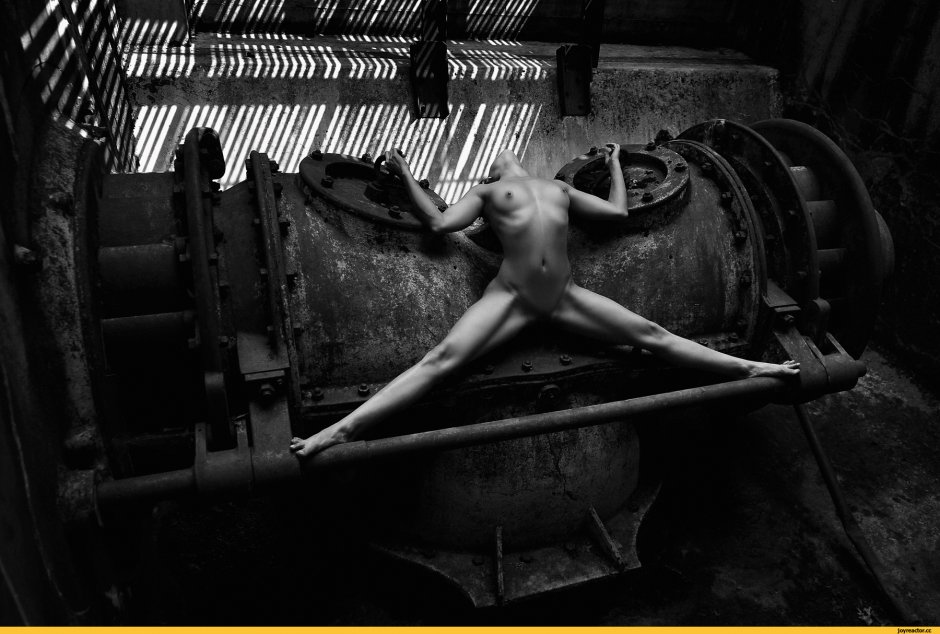 Женщина рабочий на заводе голая