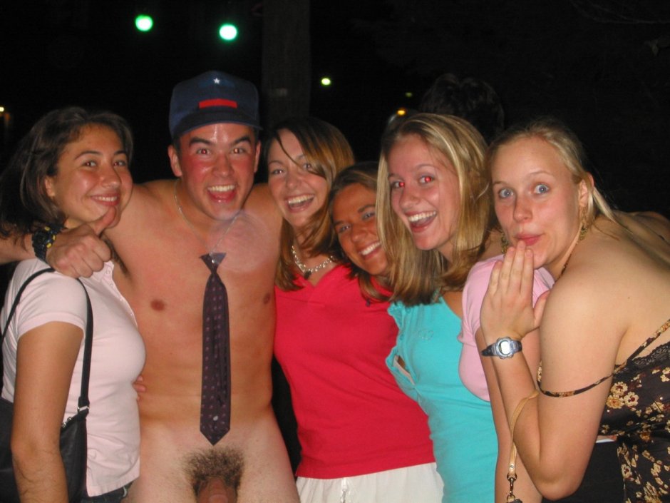 Одетые женщины голые мужчины на сцене