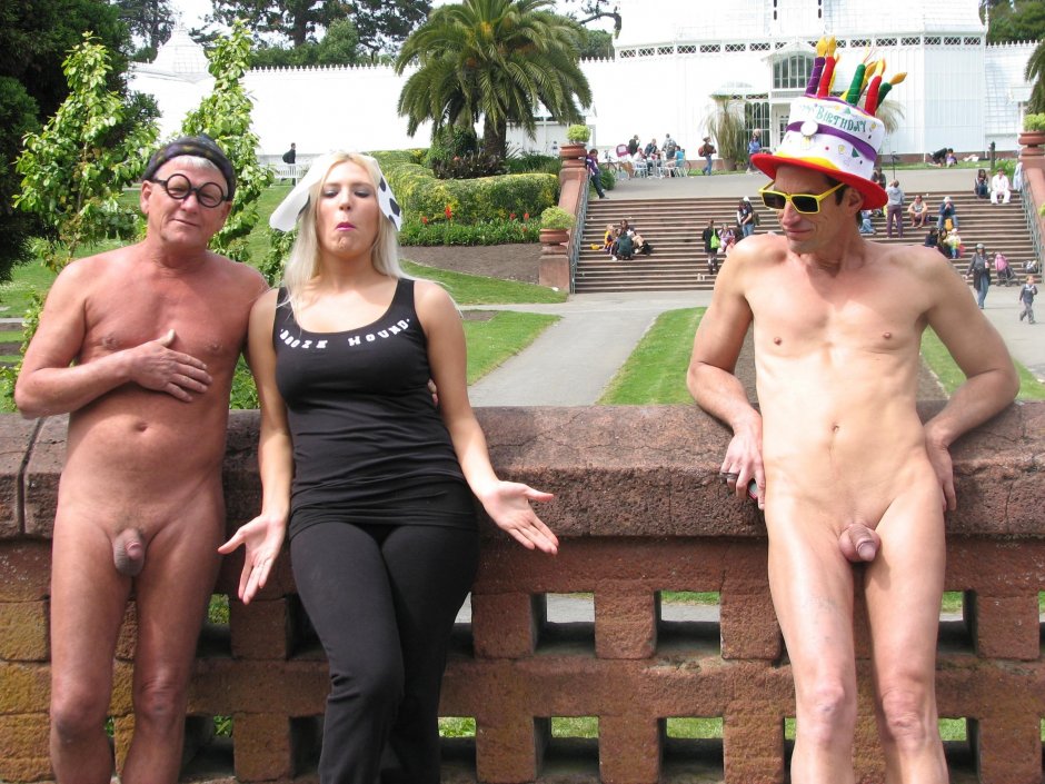 Раздетые парни одетые девушки