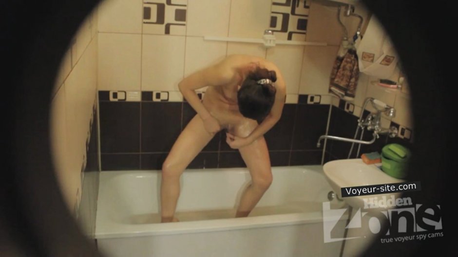 У зеркала в ванной комнате ню